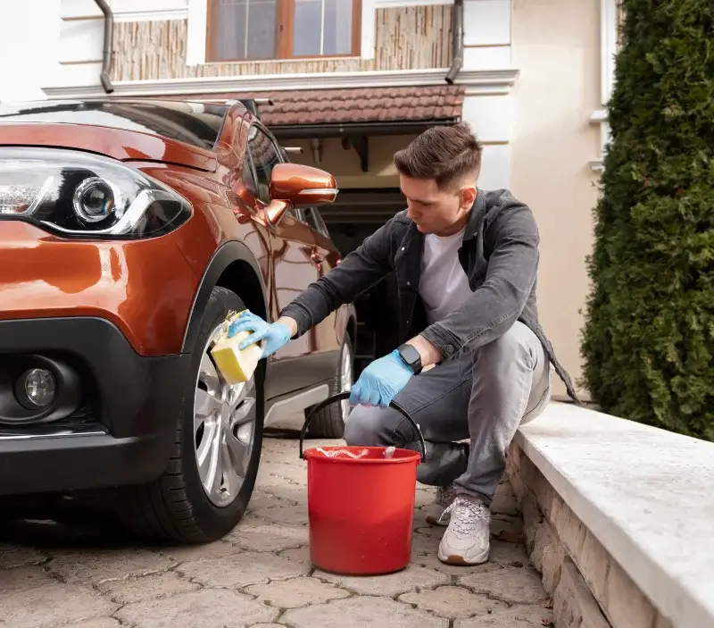 Lavage auto à domicile Trith-Saint-Léger : professionnel intervenant sur un véhicule